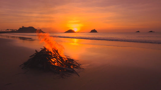 FIREPLACE - Twilight Campfire on the Beach in Palawan - Tropical Paradise in Dark Red Sunsets - Philippines